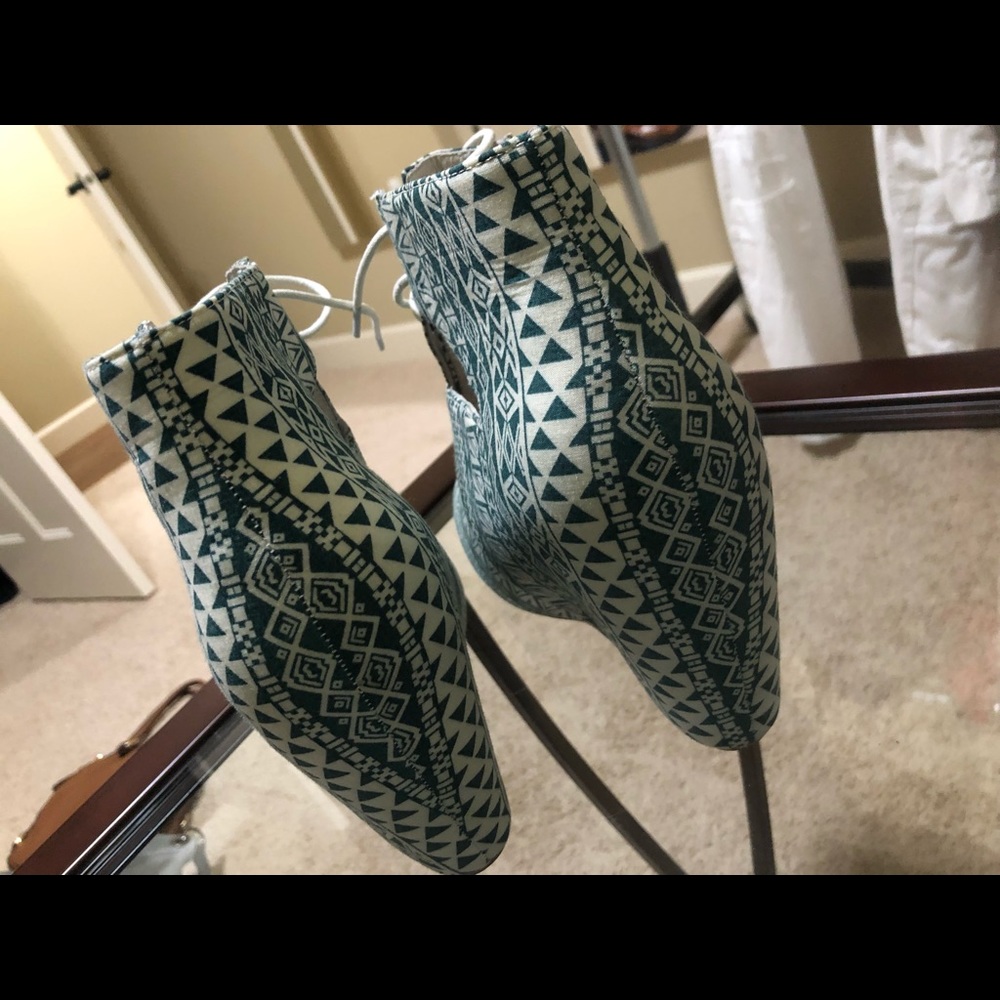 Shoes - Picture 4 of 8